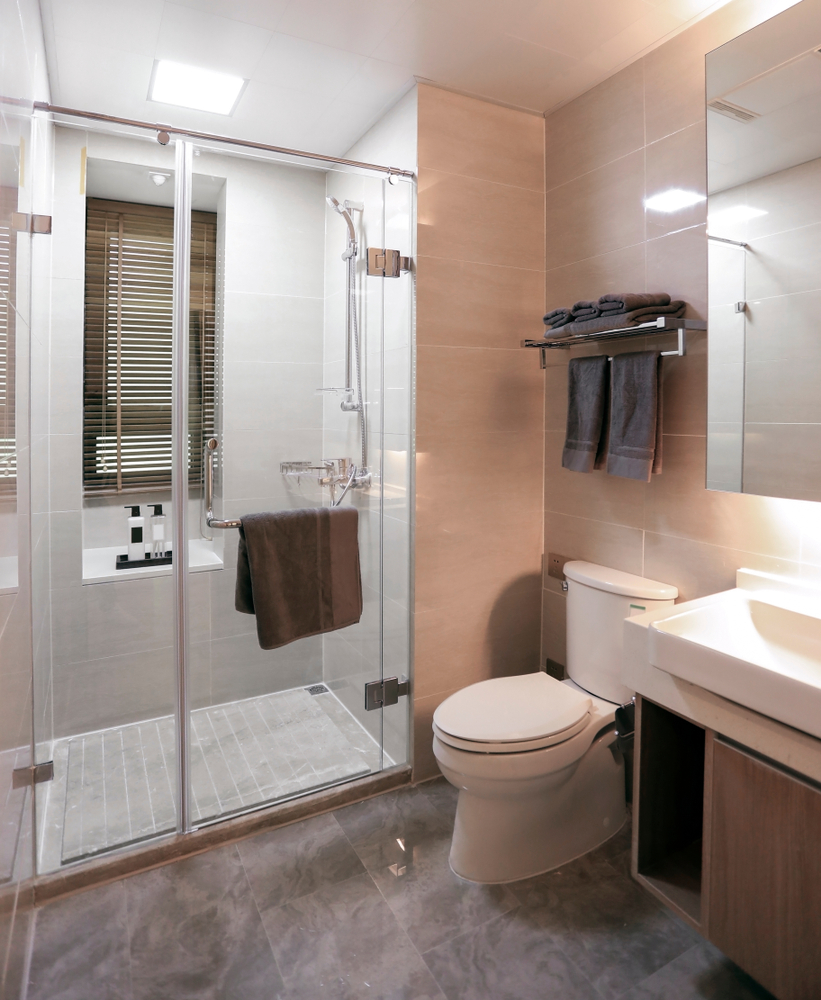 ACCESSORI PER IL BAGNO: ASCIUGAMANI, SAPONE E CARTA IGIENICA